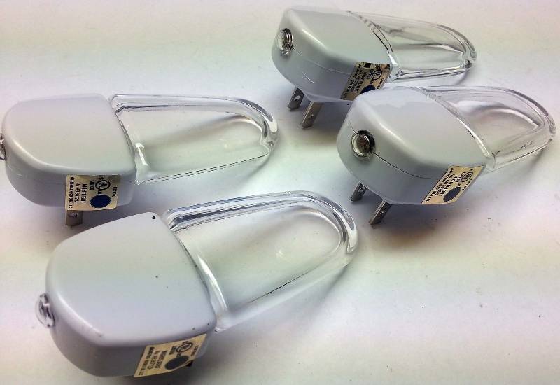 lot 9131 image: NEW Cool night lights 4 each to this package White bottom base w clear acrylic oval top.