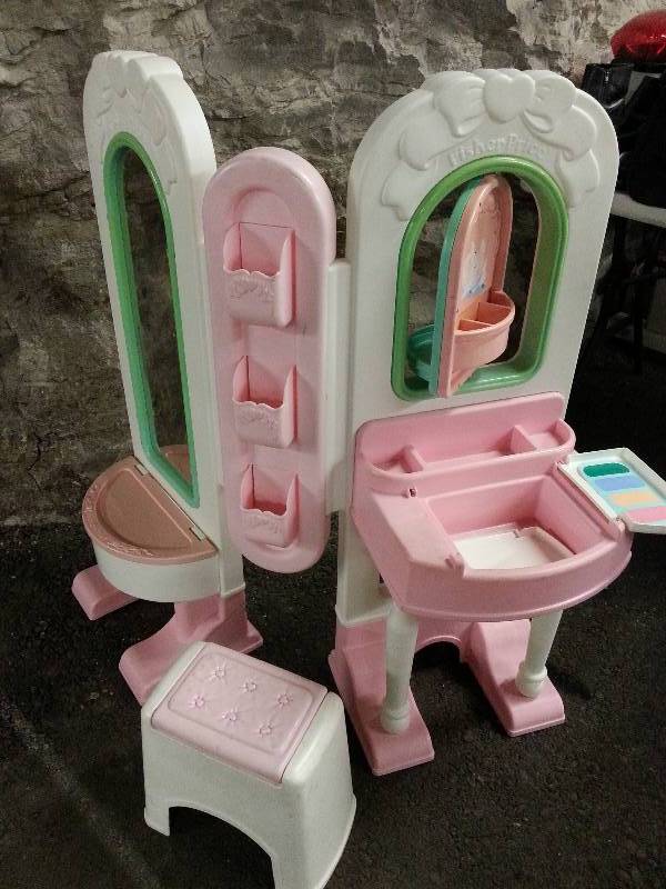 lot 1815 image: Small childs Fisher Price vanity dresser play set with stool.  Not sure its 100% complete