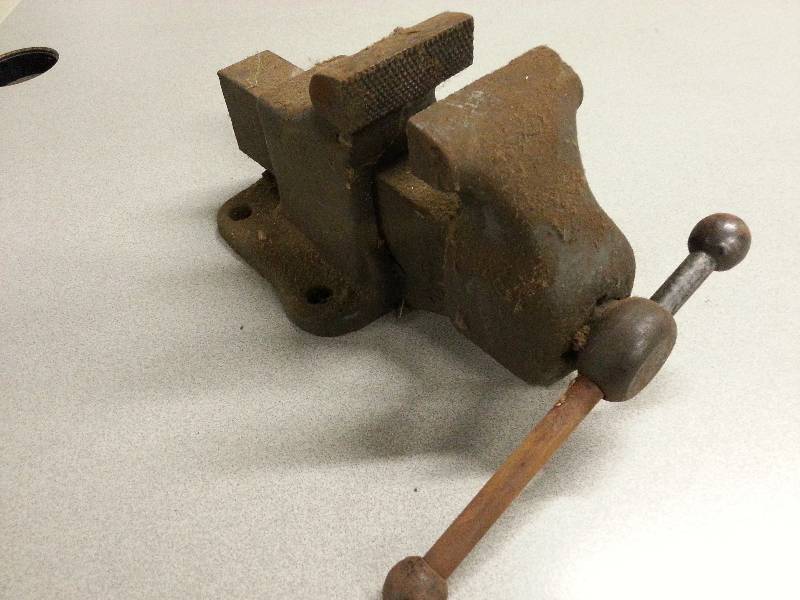 lot 1824 image: Serious antique Reed No 103R bench vice with 3 jaw facing in very dirty but excellent condition.