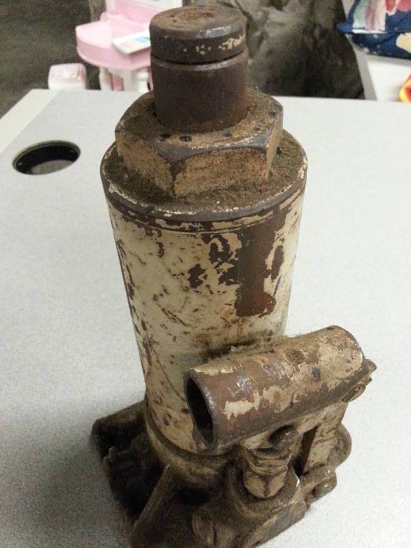 lot 1829 image: Probably a 2-3 ton bottle jack missing the handle and I cant make it work with my hands
