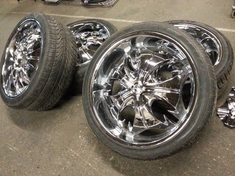 lot 1842 image: Wild looking set of 22s Chromes with the Hankook Ventus V4ES series 26535ZR22 like new tires.