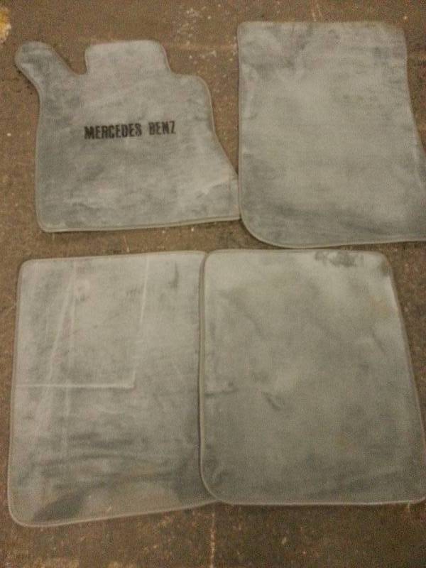 lot 3002 image: Not sure which Mercedes Benz these carpet mats fit but this set is awful close to being new.  Good looking Grey color