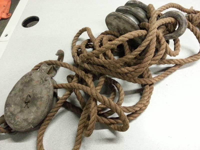lot 3016 image: Double single rope pulley blocks with hooks and rope.  Lift those hay bales to the barn