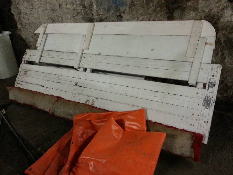 lot 3022 image: Cattle racks trash hauling in your pick up or just a place to keep your kid is this stake hole mounted wooden racks with a serious