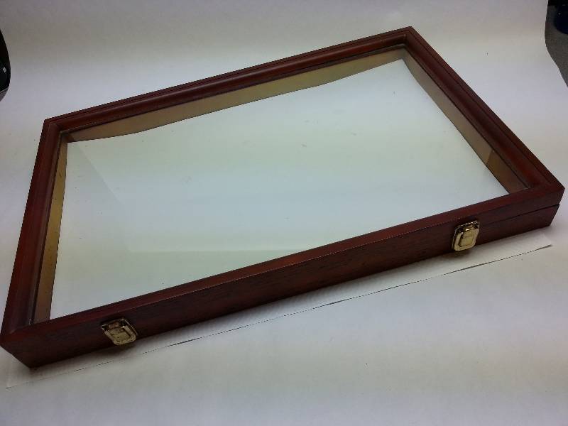 lot 1869 image: Sharp display case with real glass top and 22 X 14-12 X 2-12 deep