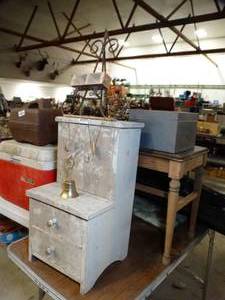lot 37517 image: Lot of Home Decor and Metal Box