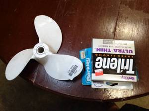 lot 37585 image: 3-Blade Boat Propeller & Fishing Line