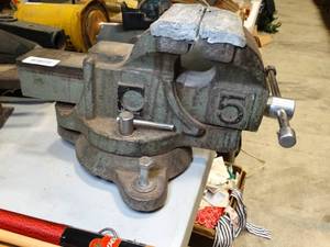 lot 37587 image: Heavy duty bench vice