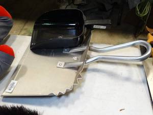 lot 37609 image: Heavy Duty Aluminum Alloy Dust Pan