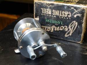lot 37675 image: Vintage Bronson Fishing Casting Reel with original Box