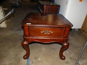 lot 37782 image: Wood End Table  w drawer