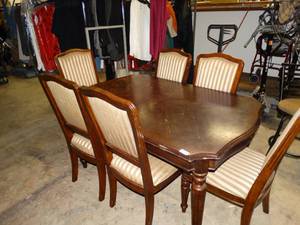 lot 37785 image: Wood Dining table w 6 chairs & leaf