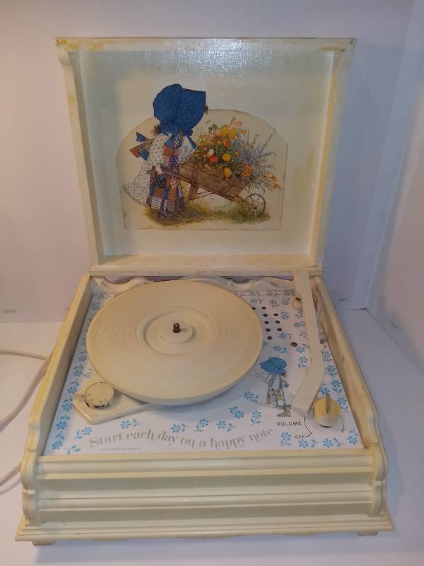 Holly Hobbie Record Player | SHAWNEE, KS ONLINE ESTATE✨ Holly Hobby  Collectibles✨ Bunkbed Bedroom Set ✨ Asian Art ✨ Camping Supplies✨ Tools ✨  Electronics | Equip-Bid