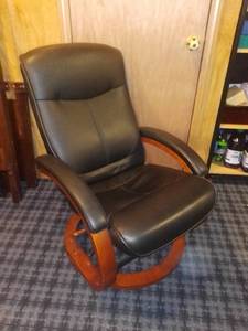 lot 500 image: Homedics Scandinavian Massaging Recliner