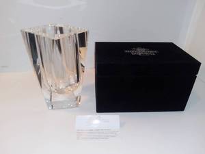 lot 3011 image: Oleg Cassini 6 14 Inch Crystal Vase