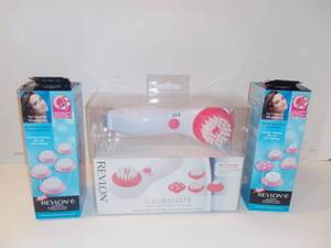 lot 3034 image: Revlon Illuminate Skin Renewal System With Sponge Applicators