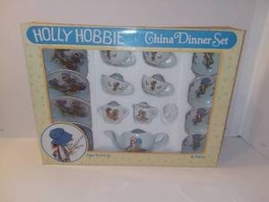 lot 3047 image: Holly Hobbie 16 Piece China Dinner Set