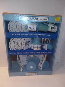 lot 3048 image: Holly Hobbie 34 Piece Decorated Cook And Serve Set