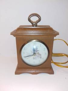 lot 3050 image: Holly Hobbie Clock - Keep a Song in Your Heart