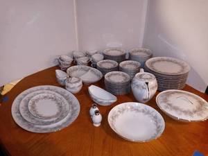 lot 3139 image: Sierra Pines Sango 103 Piece Set Of Dishes