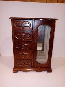 lot 3140 image: Cool 5 Drawered Mirrored Back Dresser Top Jewelry Box