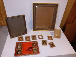 lot 3159 image: Lot of old school picture frames hard plastic reproduction and regular sized ones