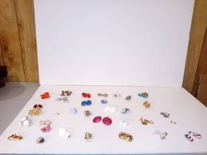 lot 3163 image: Lot of vintage earings clip-ons and post