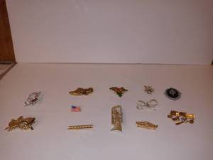 lot 3164 image: Lot of 12 assorted brooches woman in mirror and shoe