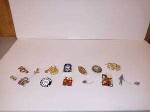 lot 3165 image: Lot of assorted brooches and pins