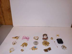 lot 3166 image: Cool lots of assorted pins and brooches