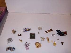 lot 3167 image: Lot of assorted earrings pins and brooches