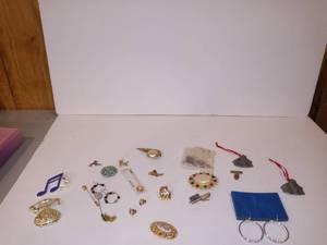 lot 3168 image: Lot of assorted brooches pins clips and more