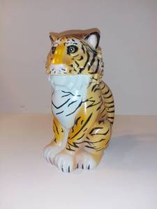 lot 4112 image: Ringling Brothers Plastic Tiger Stein