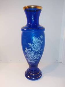 lot 4117 image: Vintage Cobalt Blue Floral Vase