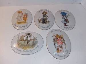 lot 4134 image: Lot of 5 Oval Holly Hobbie Porcelain Plaques