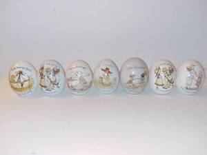 lot 4137 image: Lot of 7 Holly Hobbie Collectible Porcelain Eggs