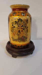 lot 2010 image: Hand Painted Gilt Japanese Vase - Signature on Bottom