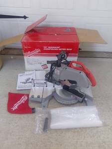 lot 100 image: Milwaukee 10 Inch Magnum Compound Miter Saw