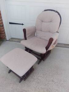 lot 114 image: Maternity Glider With Gliding Ottoman