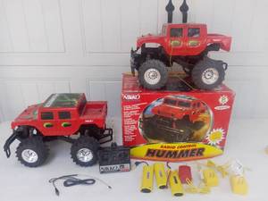 lot 119 image: 2 Nikko RC Hummers With 1 Remote