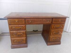 lot 120 image: Riverside Furniture Oak Office Desk With Checkered Top