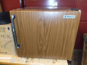 lot 122 image: Sanyo Mini Fridge