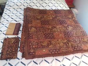 lot 1004 image: Brown Queen Size Comforter and Pillow Cases