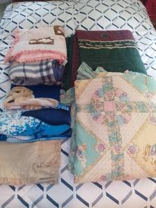 lot 1006 image: Lot of 6 Comforters and Blankets