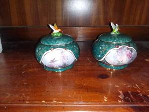lot 1009 image: Pair of Annas Hummingbird Porcelain Musical Trinket Boxes