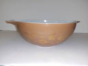 lot 1010 image: Vintage Pyrex #444 Brown Mixing Bowl