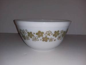 lot 1013 image: Vintage Green and White Pyrex #402 Mixing Bowl