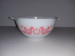 lot 1014 image: Vintage Pyrex #441 Mixing Bowl With Doves