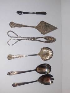 lot 1015 image: Lot of Silverplate Serving Utensils
