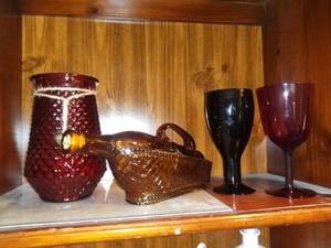 lot 1028 image: Shelf of Glass Collectibles